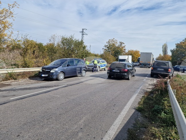 Заради катастрофа между два автомобила движението по пътя София - Варна край Търговище е в едната лента