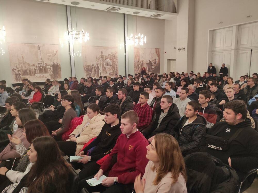 ВВМУ представи специалностите си в Русе, гимназисти препълниха залата