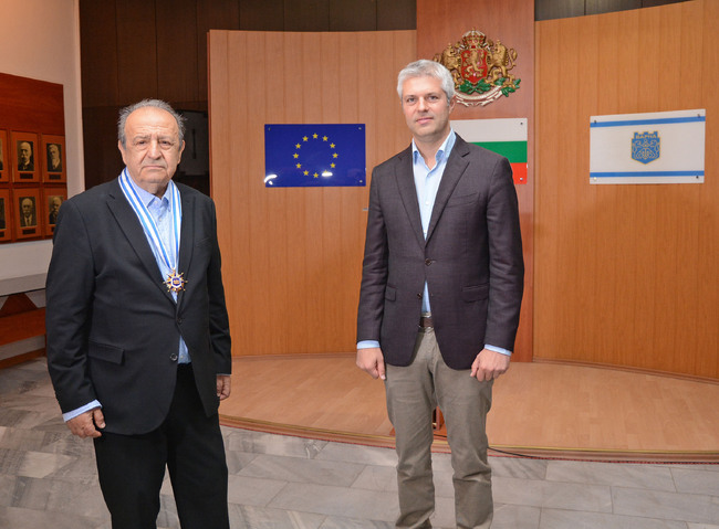 Община Варна: Благомир Коцев отличи с почетен знак на кмета с лента художника Стоимен Стоилов