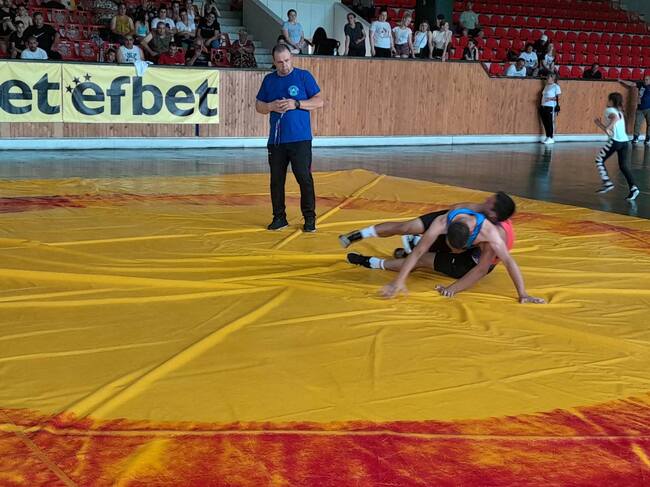 Утре в Ловеч лично и отборно общинско първенство по борба