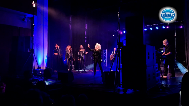 Моята борба е за 100% българска музика в ефира на БНТ и БНР, каза Силвия Кацарова по време на концерта си в Самоков