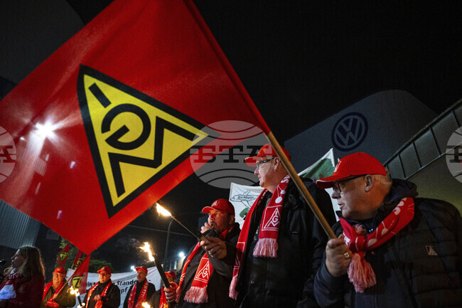 Без резултат приключи пореден кръг от преговори между работниците и ръководството на "Фолксваген", подготвя се стачка през декември
