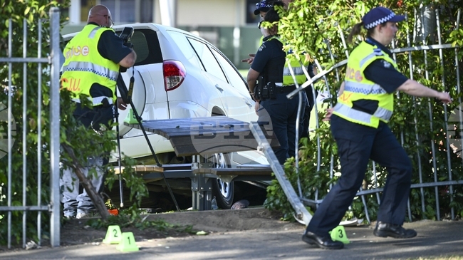 Жена се блъсна с автомобила си в училищна ограда в Мелбърн; едно дете загина, а четири са тежко ранени