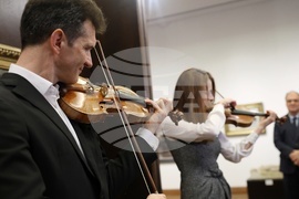 Галерия „Квадрат 500“ - Найден Тодоров - цигулки - връчване