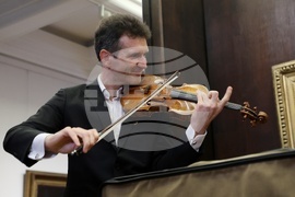 Галерия „Квадрат 500“ - Найден Тодоров - цигулки - връчване