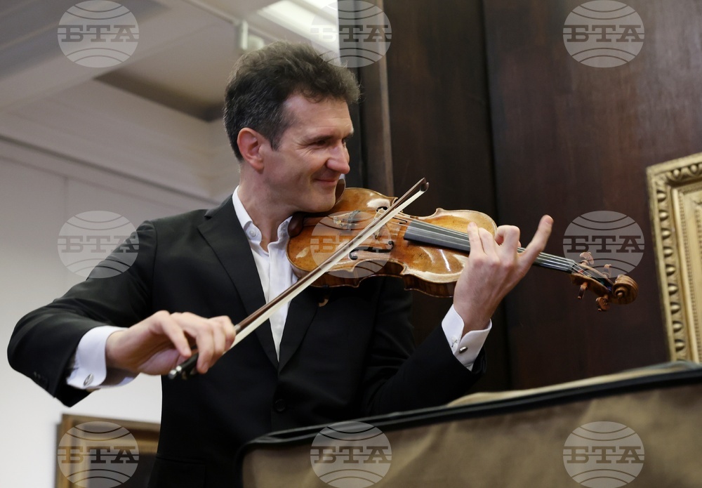 Галерия „Квадрат 500“ - Найден Тодоров - цигулки - връчване