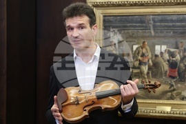 Галерия „Квадрат 500“ - Найден Тодоров - цигулки - връчване