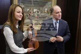 Галерия „Квадрат 500“ - Найден Тодоров - цигулки - връчване