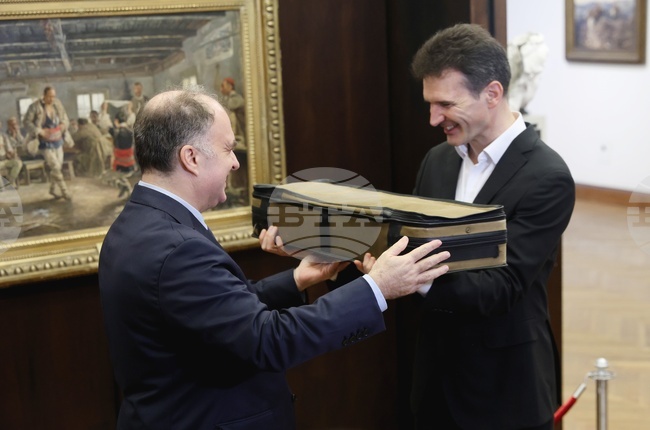 Галерия „Квадрат 500“ - Найден Тодоров - цигулки - връчване