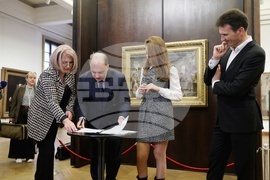 Галерия „Квадрат 500“ - Найден Тодоров - цигулки - връчване