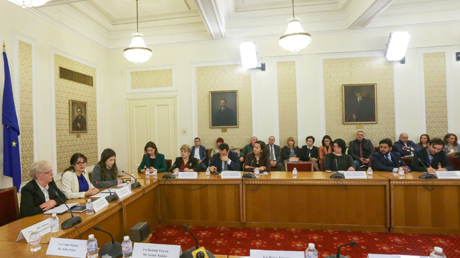 Държавата да подпомага общините за развитието на минералните извори, коментираха на кръгла маса в парламента
