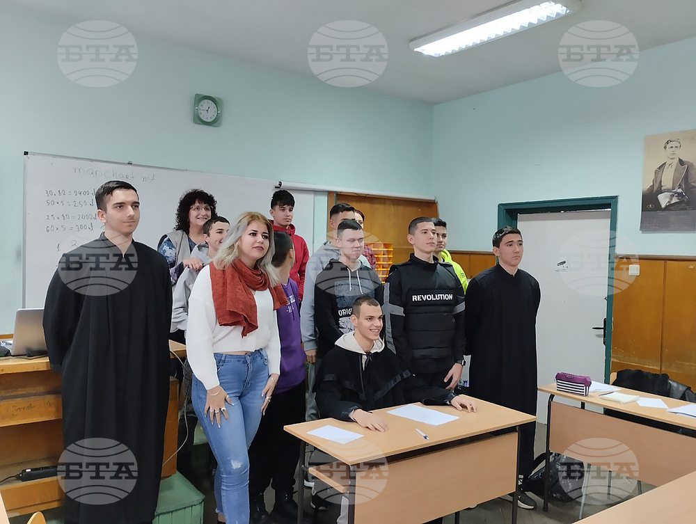 Ученици от Монтана проведоха "съдебен процес" срещу инфлацията по образователна програма на съда