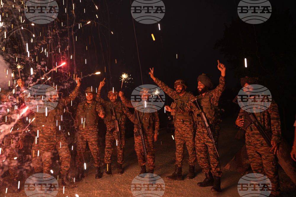 ПТИ: Индийски и китайски военнослужещи се почерпиха със сладки на няколко гранични пункта по случай празника Дивали