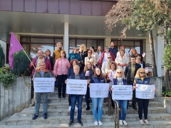 С искания за 30-процентно увеличение на заплатите десетки членове на КНСБ протестираха пред сградата на РИОСВ във Велико Търново