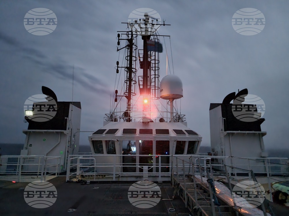 Day 21 – Antarctica - Sv. Sv. Kiril i Metodii – sailing – summer deck - gangway – RSV 421