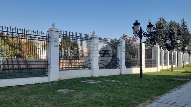 Република Северна Македония - сграда на правителството - метална ограда