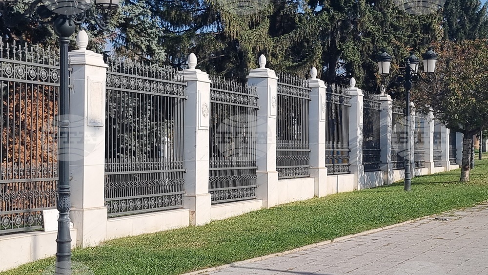 Република Северна Македония - сграда на правителството - метална ограда