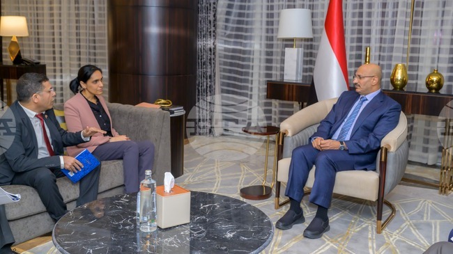 САБА: Заместник-председателят на йеменския президентски съвет Тарик Салих се срещна с британския посланик в Йемен