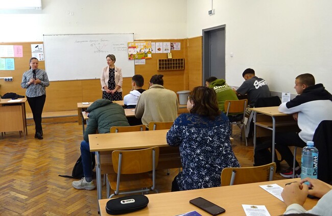 Районен съд – Разград: Беседа на тема „Некоректно и вредоносно използване на чужди лични данни“ се проведе днес пред единадесетокласници в НПТГ „Шандор Петьофи“ 