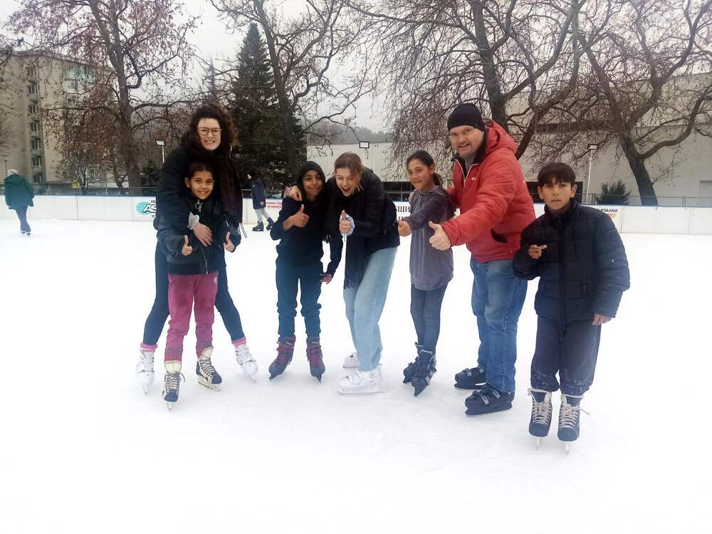 Община Сливен: Деца от Стара Загора получиха за награда урок по зимни кънки на ледената пързалка в Сливен