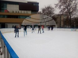 Сливен - Деца от Стара Загора получиха за награда урок по зимни кънки на ледената пързалка в Сливен