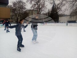 Сливен - Деца от Стара Загора получиха за награда урок по зимни кънки на ледената пързалка в Сливен