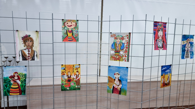 Детски рисунки от конкурса „Моята българска бродирана риза 2024“ бяха представени на изложба в Българския културно-информационен център в Скопие