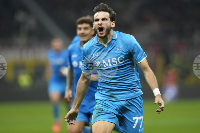 Манчестър Юнайтед се интересува от привличането на Кварацхелия