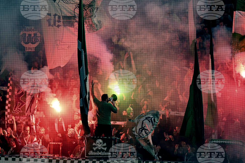 Двубоят от Лига 1 между Монпелие и Сент Етиен беше прекратен, след като феновете на домакините хвърлиха факли и част от трибуната се запали