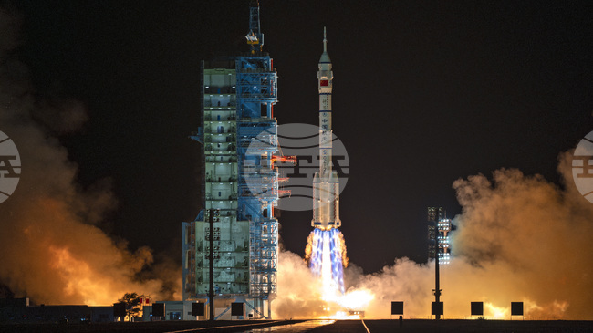 Трима китайски астронавти излетяха за космическата станция Тянгун