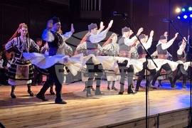 Добрич - aнсамбъл "Филип Кутев" - спектакъл - "Диви ягоди"