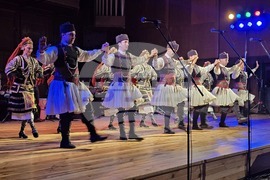 Добрич - aнсамбъл "Филип Кутев" - спектакъл - "Диви ягоди"