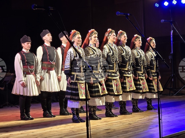 Добрич - aнсамбъл "Филип Кутев" - спектакъл - "Диви ягоди"