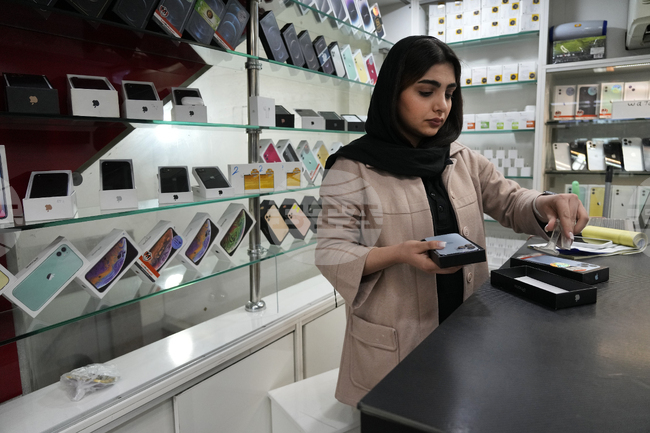 Доставките на телефони растат с 2 процента през 2025 г., „Епъл“ измества от върха „Самсунг“ по пазарен дял, според „Каунтърпойнт Рисърч“