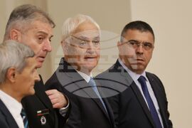 Румен Радев - служители от ГДПБЗН - военнослужещи - доброволци в борбата с пожарите - Почетен знак