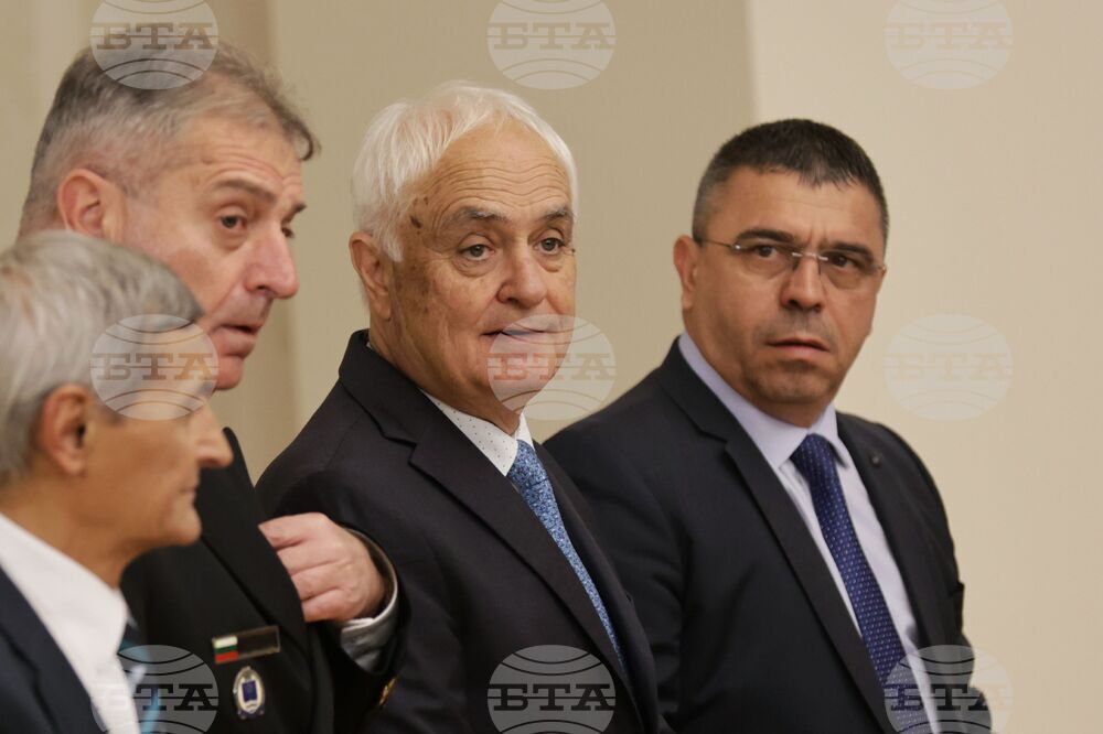 Румен Радев - служители от ГДПБЗН - военнослужещи - доброволци в борбата с пожарите - Почетен знак