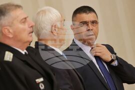 Румен Радев - служители от ГДПБЗН - военнослужещи - доброволци в борбата с пожарите - Почетен знак