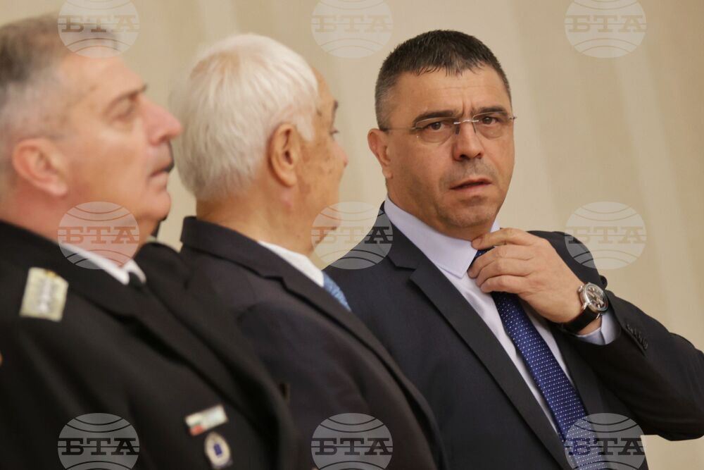 Румен Радев - служители от ГДПБЗН - военнослужещи - доброволци в борбата с пожарите - Почетен знак