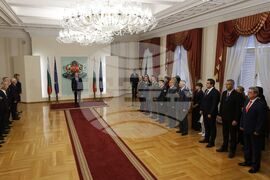 Румен Радев - служители от ГДПБЗН - военнослужещи - доброволци в борбата с пожарите - Почетен знак