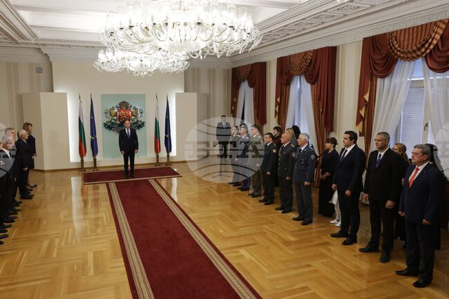 Държавният глава Румен Радев връчи Почетния знак на президента на отличили се в борбата с пожарите през лятото