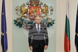 Румен Радев - служители от ГДПБЗН - военнослужещи - доброволци в борбата с пожарите - Почетен знак