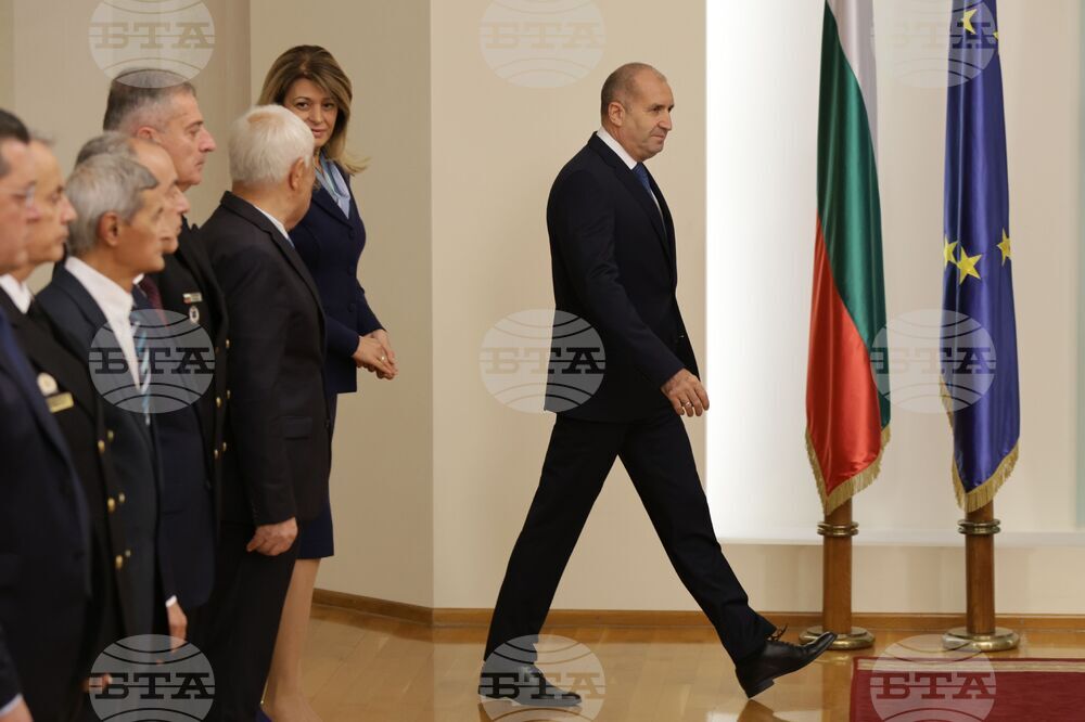 Румен Радев - служители от ГДПБЗН - военнослужещи - доброволци в борбата с пожарите - Почетен знак