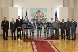 Румен Радев - служители от ГДПБЗН - военнослужещи - доброволци в борбата с пожарите - Почетен знак