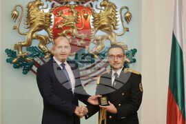 Румен Радев - служители от ГДПБЗН - военнослужещи - доброволци в борбата с пожарите - Почетен знак