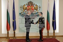Румен Радев - служители от ГДПБЗН - военнослужещи - доброволци в борбата с пожарите - Почетен знак