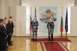 Румен Радев - служители от ГДПБЗН - военнослужещи - доброволци в борбата с пожарите - Почетен знак