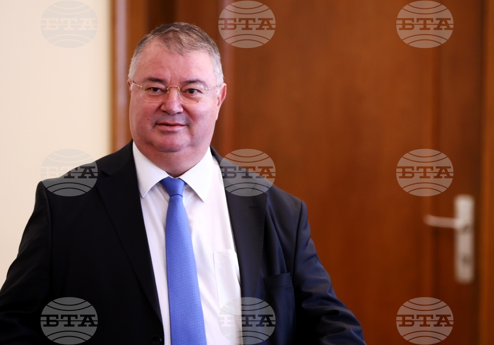 Повишаването на квалификацията на работещите увеличава шансовете им да отговорят на изискванията на работодателите, смята министър Иванов