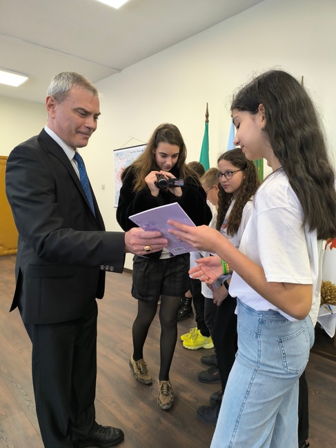 Ученици от СУ „Св. св. Кирил и Методий“ в Добрич поздравиха областния управител за Деня на народните будители