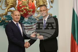 Румен Радев - служители от ГДПБЗН - военнослужещи - доброволци в борбата с пожарите - Почетен знак