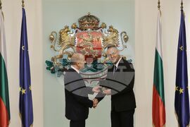 Румен Радев - служители от ГДПБЗН - военнослужещи - доброволци в борбата с пожарите - Почетен знак